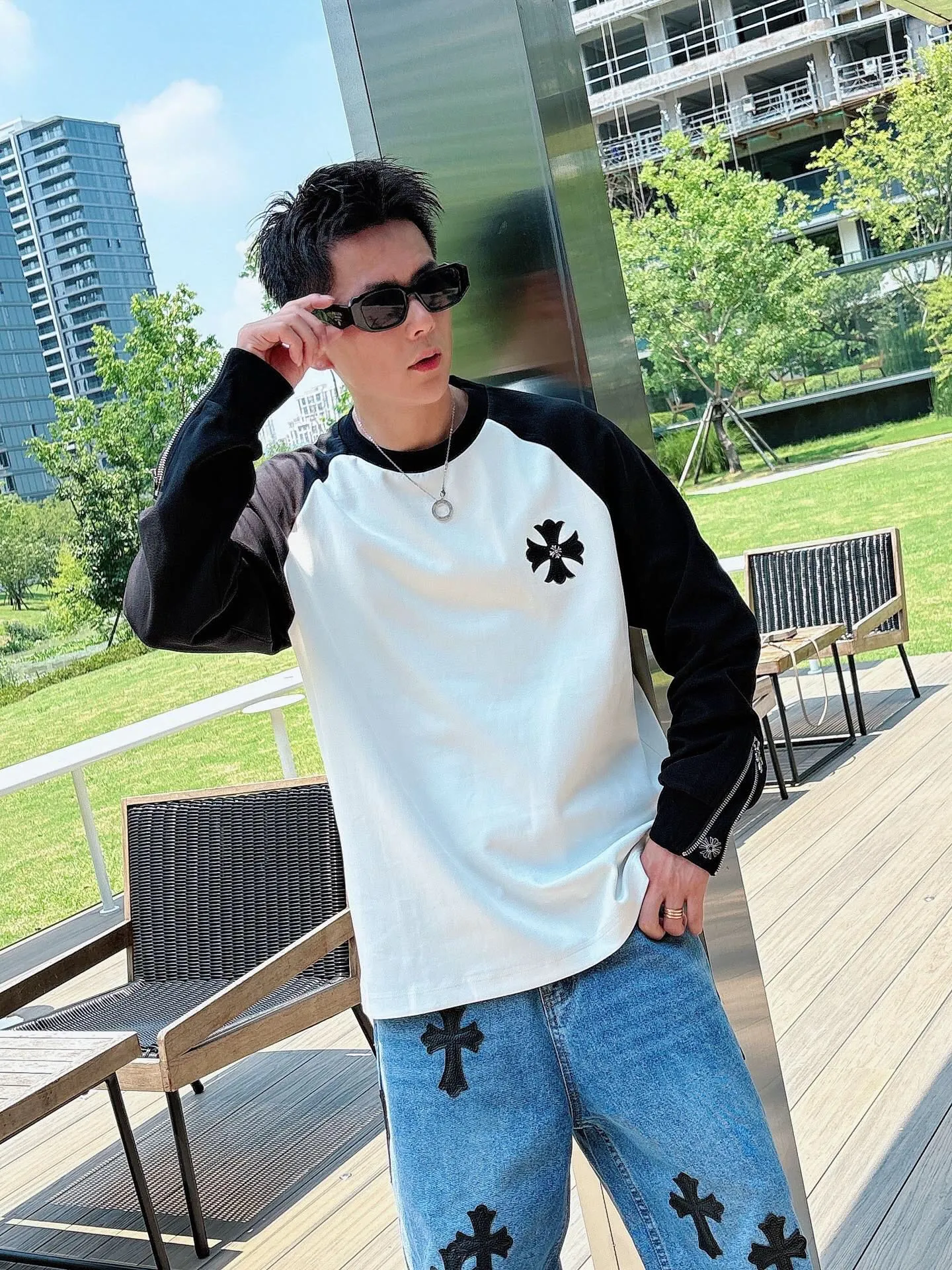 P420 💰 ChromeHearts Chrome Heart Round Neck Raglan Sleeves—Pursue quality and ensure quality! Using double-sided cotton fabric, the texture is clearly visible, the texture is soft, delicate and smooth, and the custom-made leather stitching process is full of drape! The workmanship is fine and the shoulder lines are smooth. All imported chain machines are used to make the shoulder rolling strips. It has a certain thickness and is not made of cheap material but has a shiny feel that is comfortable and not tight on the upper body. It is the most avant-garde street item that can be easily matched by both men and women!  Color: black Size: m-3xl Style number: 3566